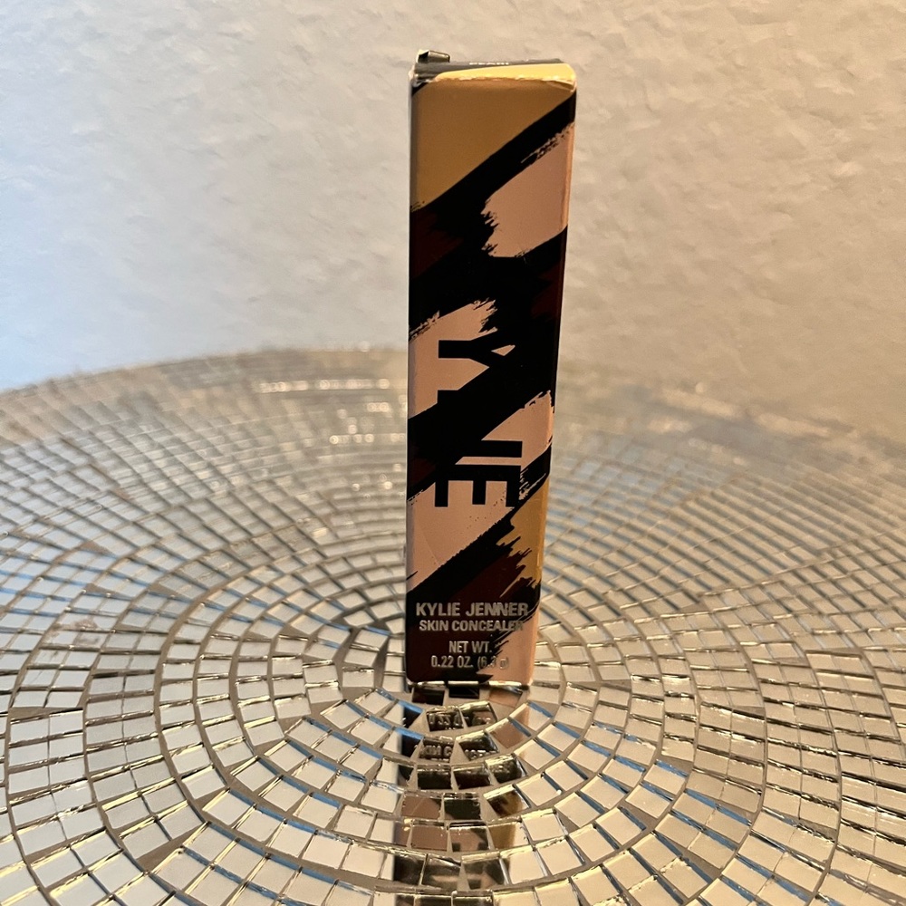 KYLIE JENNER SKIN CONCEALER FOR SALE!!